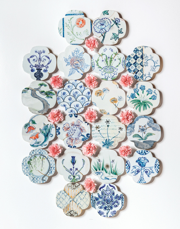 Quatrefoils, 3 ft. 8 in. (1.1 m) in height, porcelain, underglaze, underglaze pencil, real carnations, gold leaf, 2019.