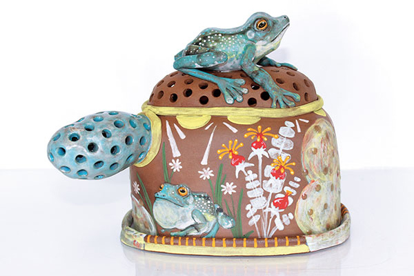7 Katie Pack’s Blue Frog Butterdish Blues, 7½ in. (19 cm) in length, stoneware, fired to cone 5.