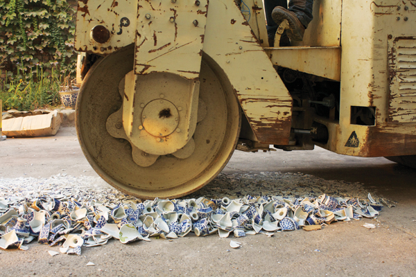 1 Porcelain crushing, Beijing, China. Photo: Filipa Reis.
