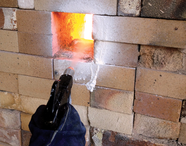 4 Spraying soda into the wood kiln using a soda blaster without the extension. 