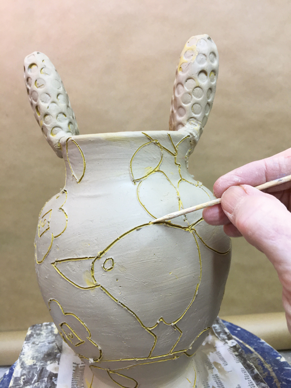 4 Lightly draw on the vase with a sharp wooden skewer to create a visible outline of a narrative.