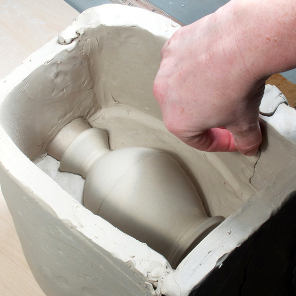 3 Fill in seams with coils to prevent any liquid plaster leaks.