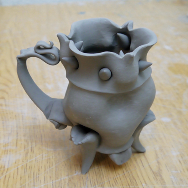 8 Apply the décor of the upper half of the vessel, then allow to dry very slowly.