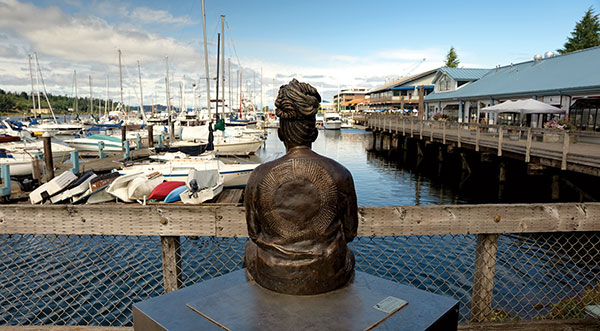 6 Woman with Graves at Her Back (back view), cast bronze. Photo: Misael Martínez.