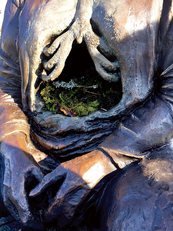 8 Woman with Graves at Her Back (front cavity view), cast bronze, moss. Photo: Misael Martínez.