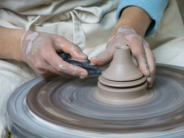 6 Throw a spout off the hump with an extra layer of clay below to make cutting it off and removing it from the hump easier.