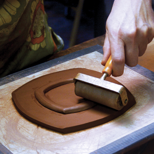 2 Attach and refine the foot ring. Use a roller on the foot ring to eliminate any unevenness and secure the join.