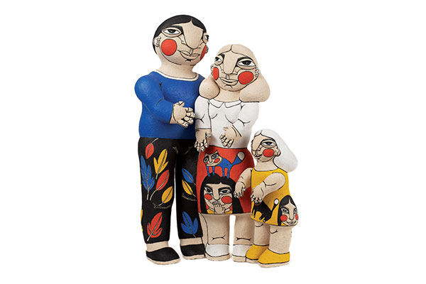 1 Family Love, 34 in. (86 cm) in height, chamotte clay, underglaze, 2021. Photo: Dzikie Studio.