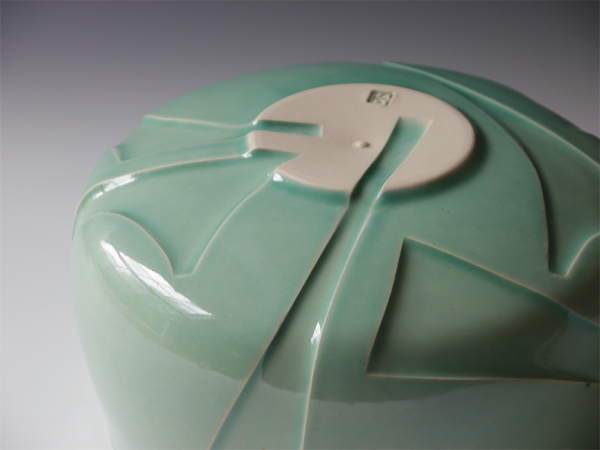 13 Kelly’s etchings often cross the boundaries of the lip and foot, encouraging users to view the pot from all angles.