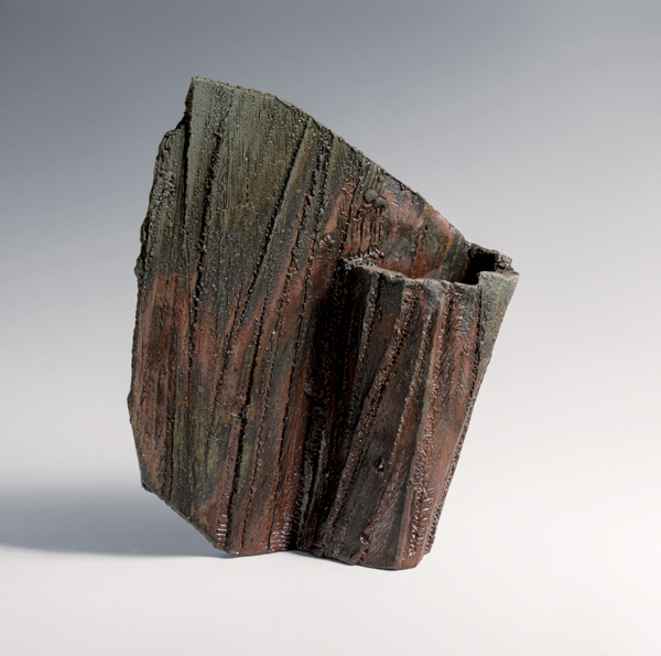 Catherine White’s Kite Vase, 13 in. (33 cm) in height, 2016. Photo: Warren Frederick.