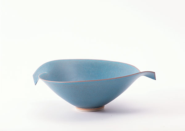 1 Elsa Rady’s bowl, 9¼ in. (23 cm) in diameter, porcelain, glaze, 1979. Gifts of Jane Rady Lynes. 