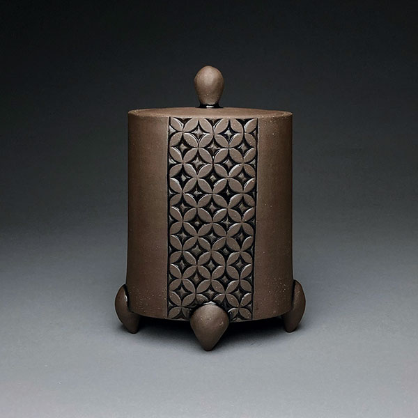  16 Yoshi Fujii’s jar, 9 in. (23 cm) in height, stoneware, fired to cone 5 in an electric kiln. 