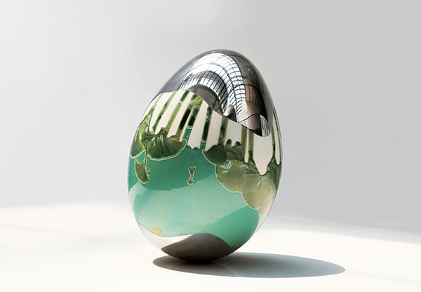 1 Hongwei Li’s Dan, 14¼ in. (36 cm) in height, porcelain, stainless steel, 2021. Photo: Raymond Liu.