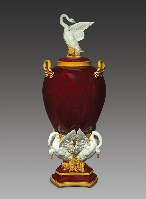 2  Josiah Wedgwood & Sons’ Swan Vase, 4 ft. 7 in. (1.4 m) in height, earthenware, majolica glazes, steel, 1887. Photo: Bruce White.