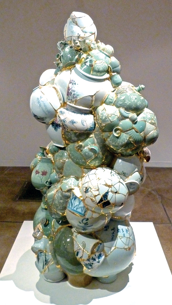 4 Yeesookyung’s Translated Vase (2014_TVWG1), 5 ft. 11 in. (1.8 m) in height, ceramic shards, epoxy, 24k-gold leaf, 2013.