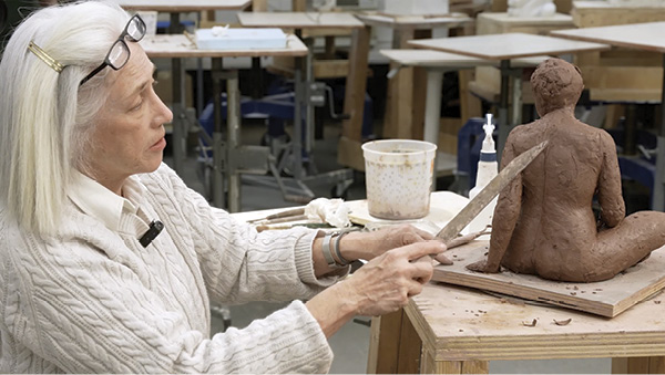 3 Judy Fox offering a hands-on demonstration for the class. Photo: New York Academy of Art.
