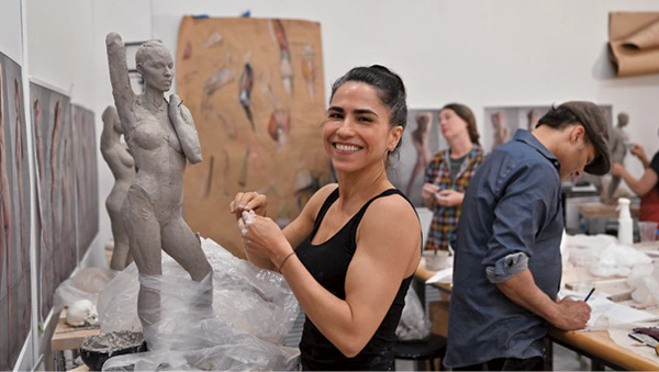 4 Cristina Córdova demonstrating the construction of a full figure.