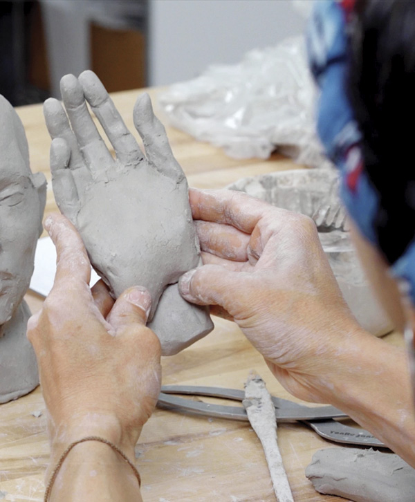 8 Cristina Córdova sharing a close-up hand-sculpting demo. Photo: LOAM.