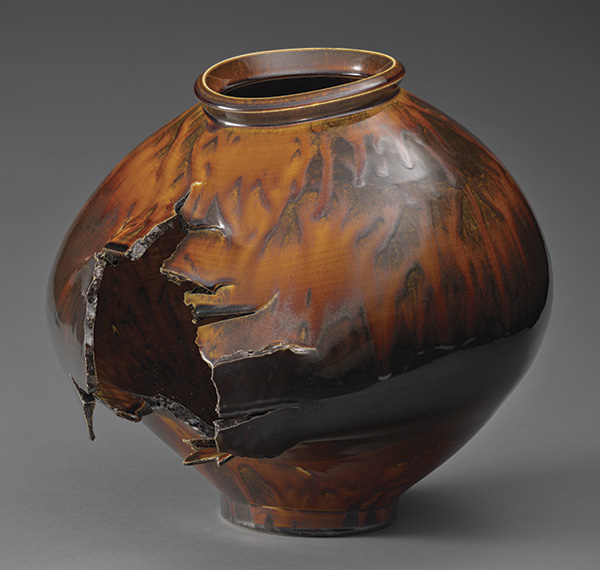 2 Steven Young LEE’s Brown Moon Jar, 15 in. (38.1 cm) in height, porcelain, aventurine glaze, 2024. Denver Art Museum: Funds from the Sam F. and Freda R. Davis Charitable Trust.