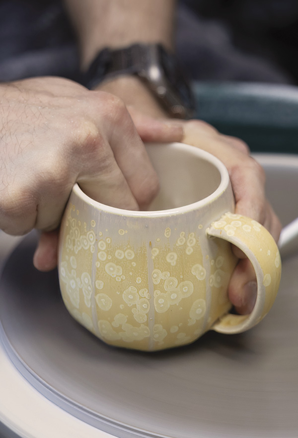 2 Hold your mug firmly while water continuously lubricates the sanding pad attached to your wheelhead.