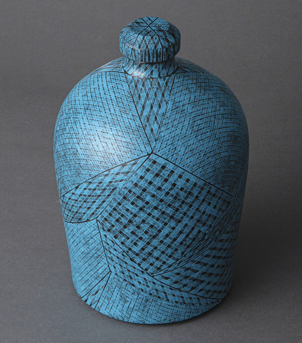 1 Maeda Masahiro’s round-shouldered bottle, 8⅞ in. (23 cm) in height, glazed porcelain, 2023. Photo: Noda Kōichi. Courtesy of Joan B Mirviss LTD.