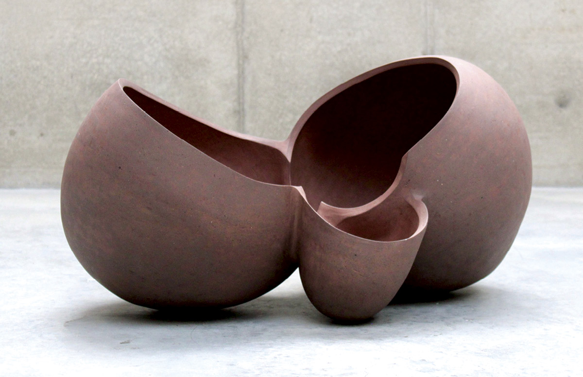 1 Magnolia 05, 20¼ in. (51 cm) in width, locally sourced Minnesota clay, sand, fired in oxidation to cone 6, 2021.
