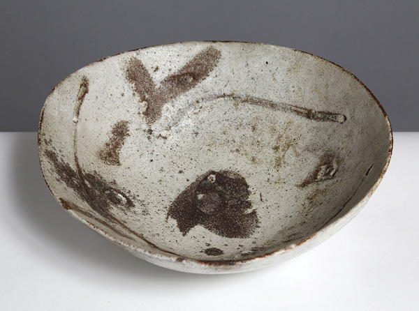 1 Catherine Yarrow’s Bowl with Painting, 9½ in. (24.5 cm) in diameter, stoneware, glaze, 1966. Copyright The Estate of Catherine Yarrow/The Anthony Shaw Collection/York Museums Trust.