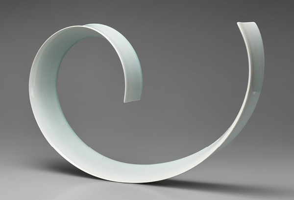 1 Kino Satoshi’s Oroshi: Mountain Gust, 18⅛ in. (46 cm) in width, porcelain, glaze, 2015.