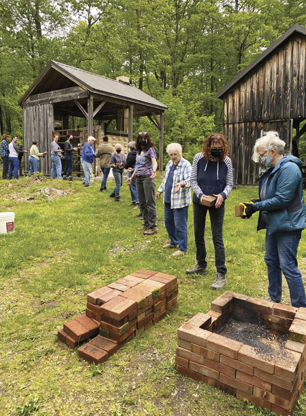 8 Dismantling the kiln after Paula Shalan’s smoke firing.
