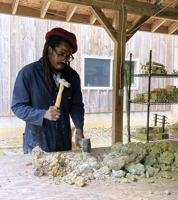 4 Johnnie Bess processing local wild clay. Photo: Kemi Schleicher.