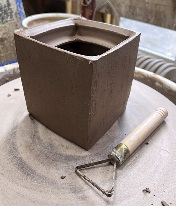 4 Refine the squared form with a wide trimming tool.
