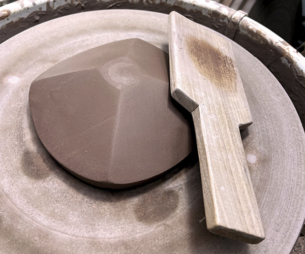 7 Paddle the lid into a square.