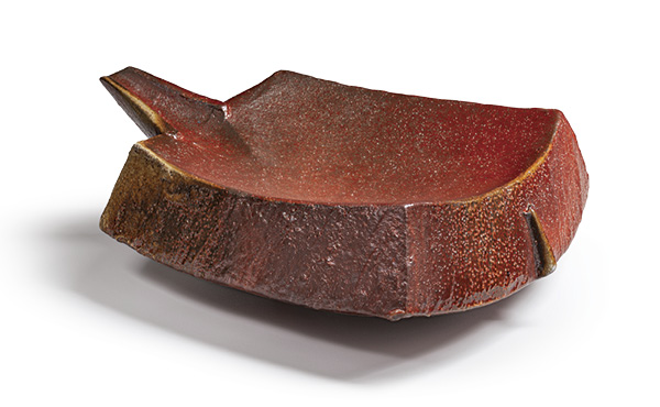1 Randy Johnston’s katakuchi double-walled form, 10 in. (25 cm) in length, stoneware, natural ash, kaolin slip. Photo: Peter Lee.