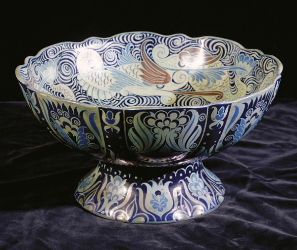 1 William De Morgan’s Moonlight Luster Galleon Punchbowl, 13⅞ in. (35 cm) in diameter, earthenware, 1898–1907. Photo: De Morgan Collection. Copyright Trustees of the De Morgan Foundation.