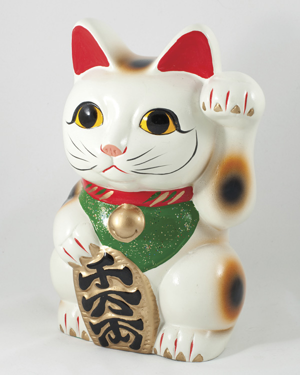 2 A present-day maneki-neko that features both a bell and ryō (Japanese gold coin). Photo: RW Sinclair, Flickr (CC BY-NC-SA).