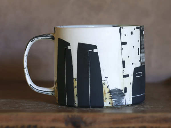 6 Hawai‘i Series mug, 3½ in. (8 cm) in height, porcelain, underglaze, stains, glaze, 2023.