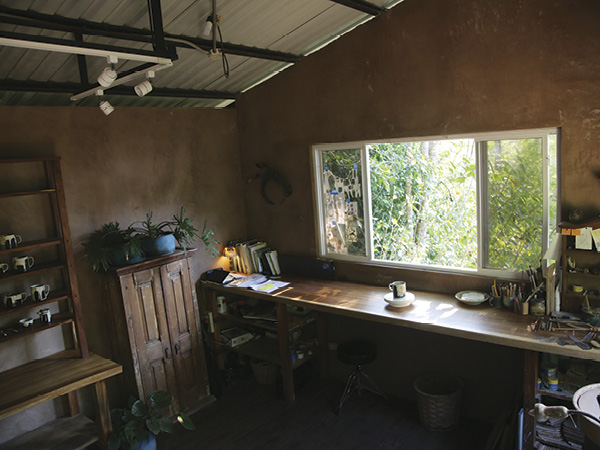 8 Braun’s studio is equipped with a standing desk and wheel to protect his back.