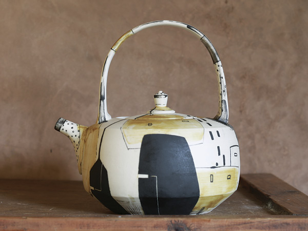 11 Hawai‘i Series teapot, 6½ in (16.5 cm) in height, porcelain, underglaze, stains, glaze, 2022.