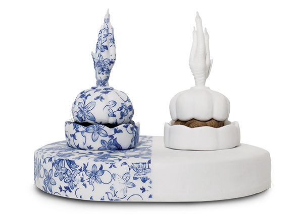 4 Jennifer Ling Datchuk’s Half, 9 in. (23 cm) in length, porcelain; blue-and-white pattern transfer from Jingdezhen, China; collected human hair; 2014. Photo: Mark Menjivar.