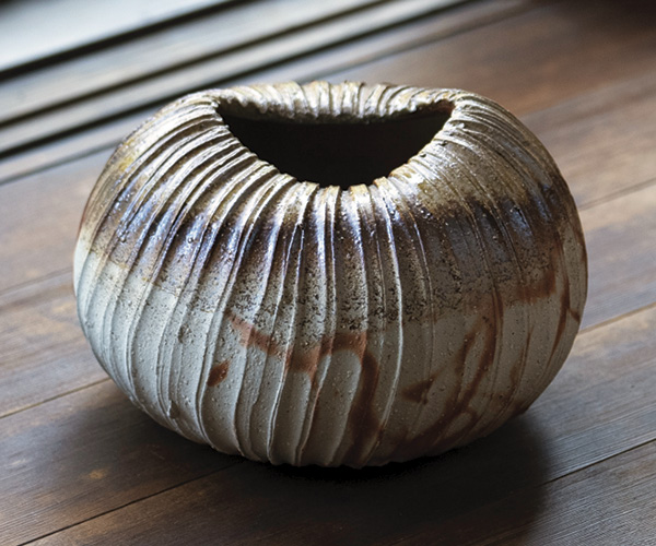 1 Koichiro Isezaki’s Ridge Jar, 10¼ in. (26 cm) in width, wood-fired stoneware, hidasuki and natural ashing. Photo: Jay Goldmark.