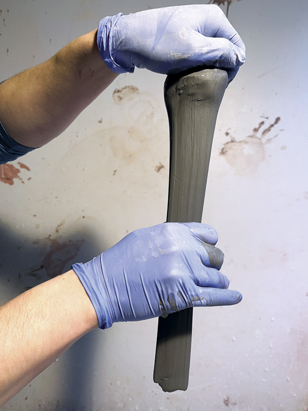 21 Use black porcelain to pull a handle.