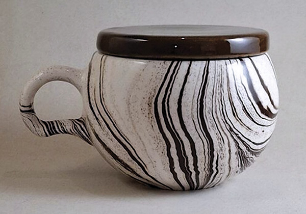 This handcrafted ceramic vessel showcases the water-based underglaze marbling technique, characterized by a symmetrical form with a 3-in. (8-cm) mouth diameter and 3 1⁄8-in. (8-cm) height. Photo: Zeinab Abedian Jelodar, IJCES (CC BY 4.0).