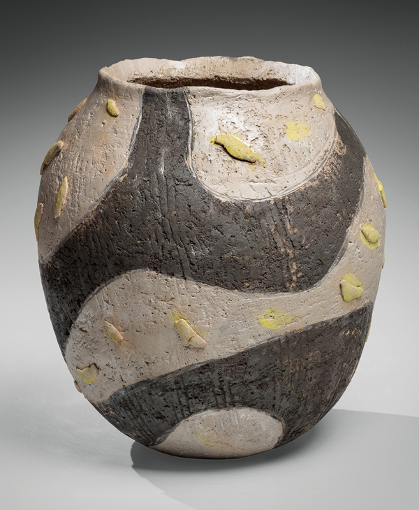 1 Mori Tōgaku’s ovoid vessel, 10 in. (25.4 cm) in height, earthenware, yellow glaze, oxidized silver, platinum, 1985. Photo: Richard Goodbody. Photo courtesy of Joan B Mirviss LTD.