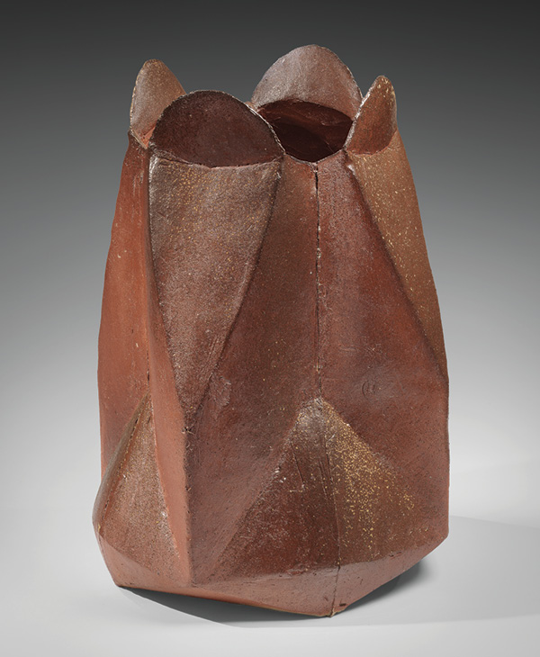 2 Mori Tōgaku’s multi-faceted vessel, 20¼ in. (51.4 cm) in height, unglazed stoneware, 1980–1990. Photo: Richard Goodbody. Photo courtesy of Joan B Mirviss LTD.
