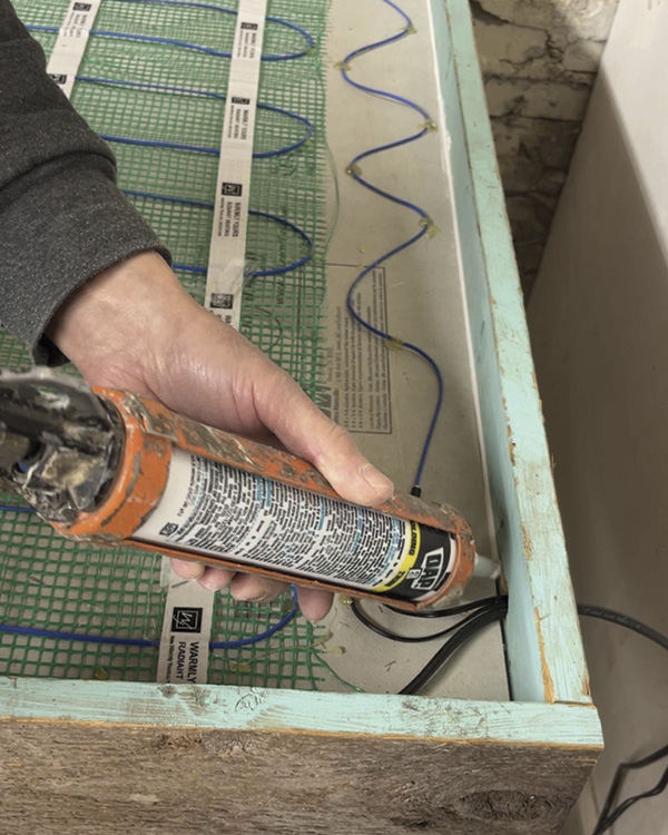2 Sealing the edges of the table frame, after the heating unit has been installed.