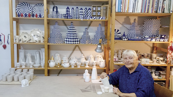 2 Corien Ridderikhoff in the studio, decorating porcelain with wax resist.