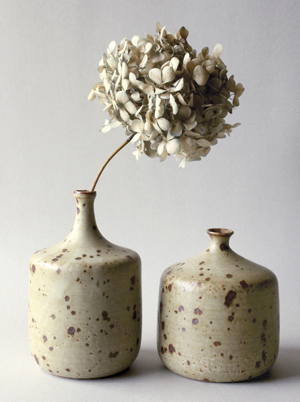 2 Kohiki vases, left: 17 in. (43 cm) in height, right: 13 in. (33 cm) in height, grogged red stoneware, dolomite matte glaze, 2019.