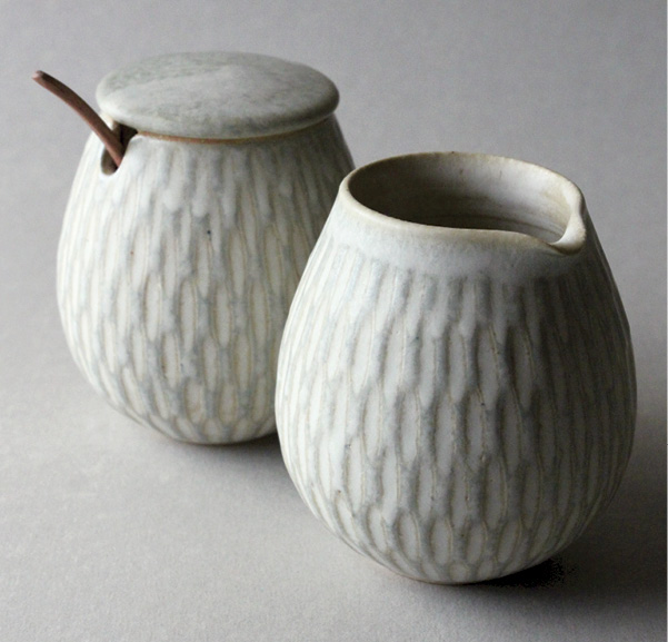 8 Light peppermint incised sugar pot and creamer, sugar pot: 9½ in. (24 cm) in height, creamer: 8½ in. (22 cm) in height, grogged buff stoneware, light peppermint underglaze, dolomite glaze, 2022.