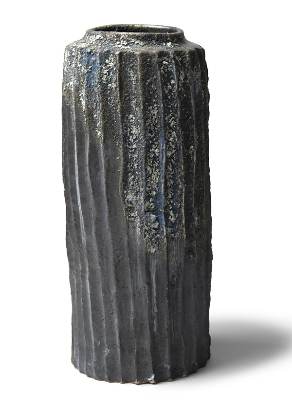 1 Akiko Hirai’s fluted vase, 11½ in. (29 cm) in height, stoneware, black glaze.