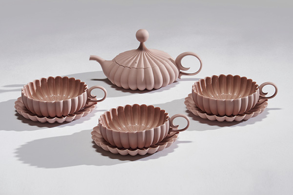 1 Seika Takahashi’s Teaware HANNA, 15 in. (38 cm) in width, porcelain, 2022.
